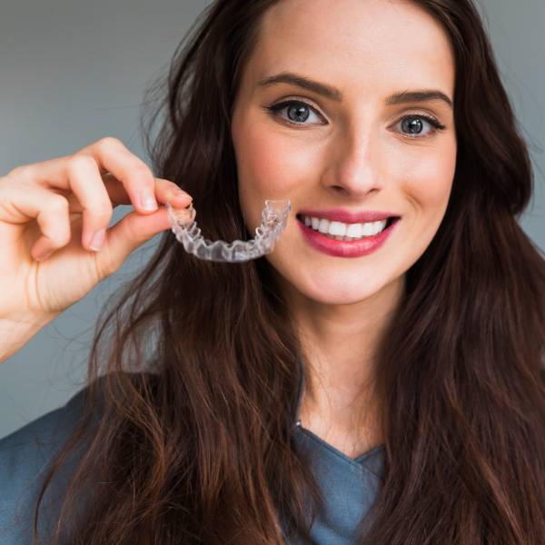Gril holding clear aligners